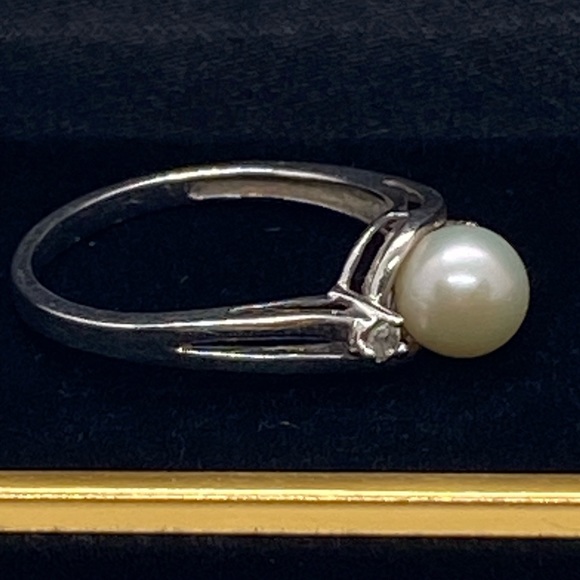 Pearl & Silver Ring With Two Stones - Picture 8 of 16